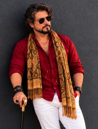 Composição masculina com camisa vinho, lenço dourado e óculos escuros